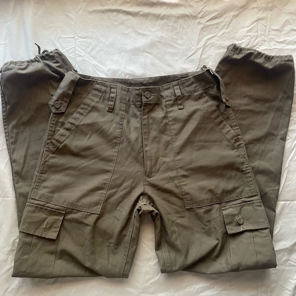 Woman’s adjustable cargo pants